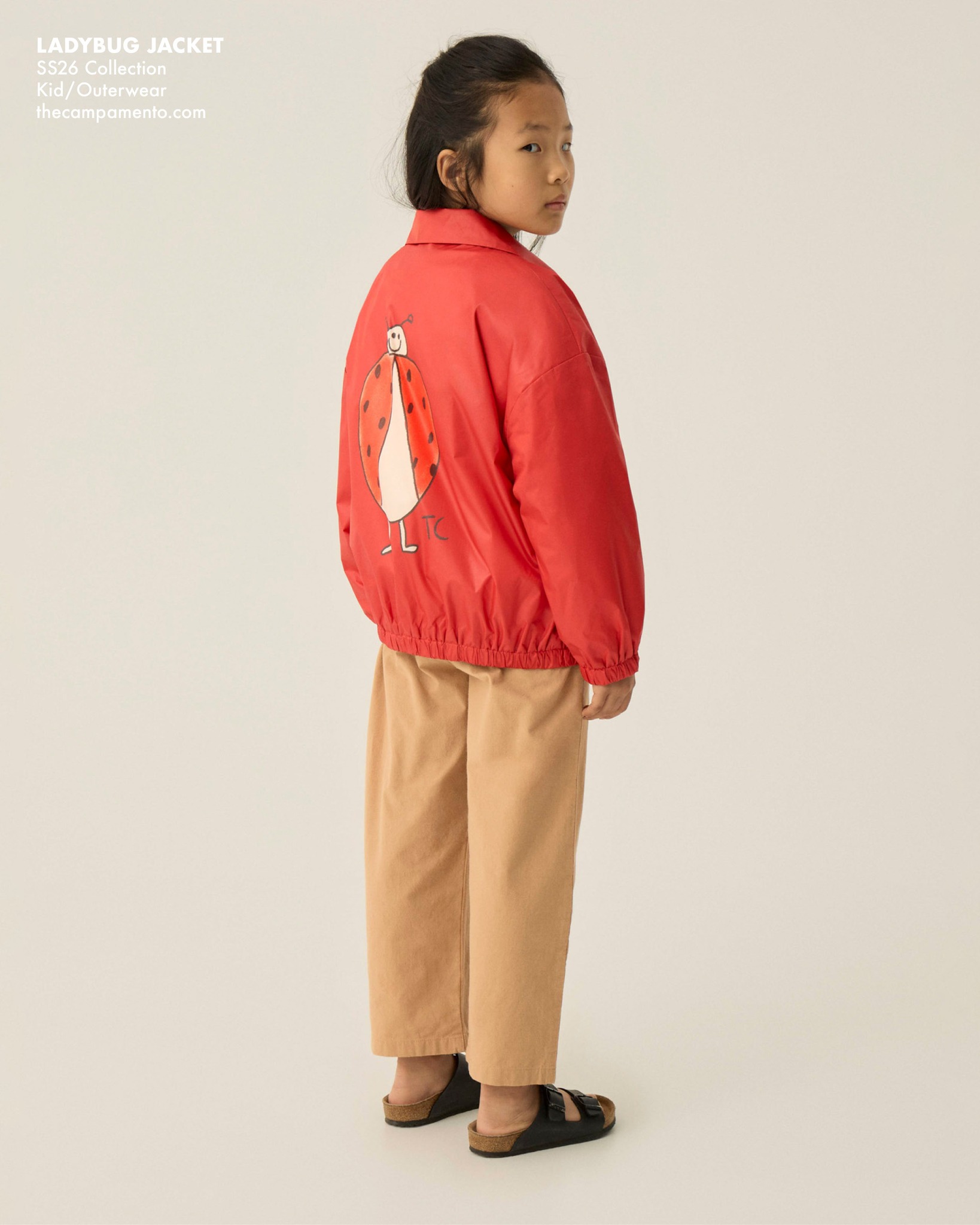 Featuring a red design with a ladybug print on the back, this versatile jacket is made from recycled polyester and finished with a front zip 🐞❤️

#SS26 #Volver
