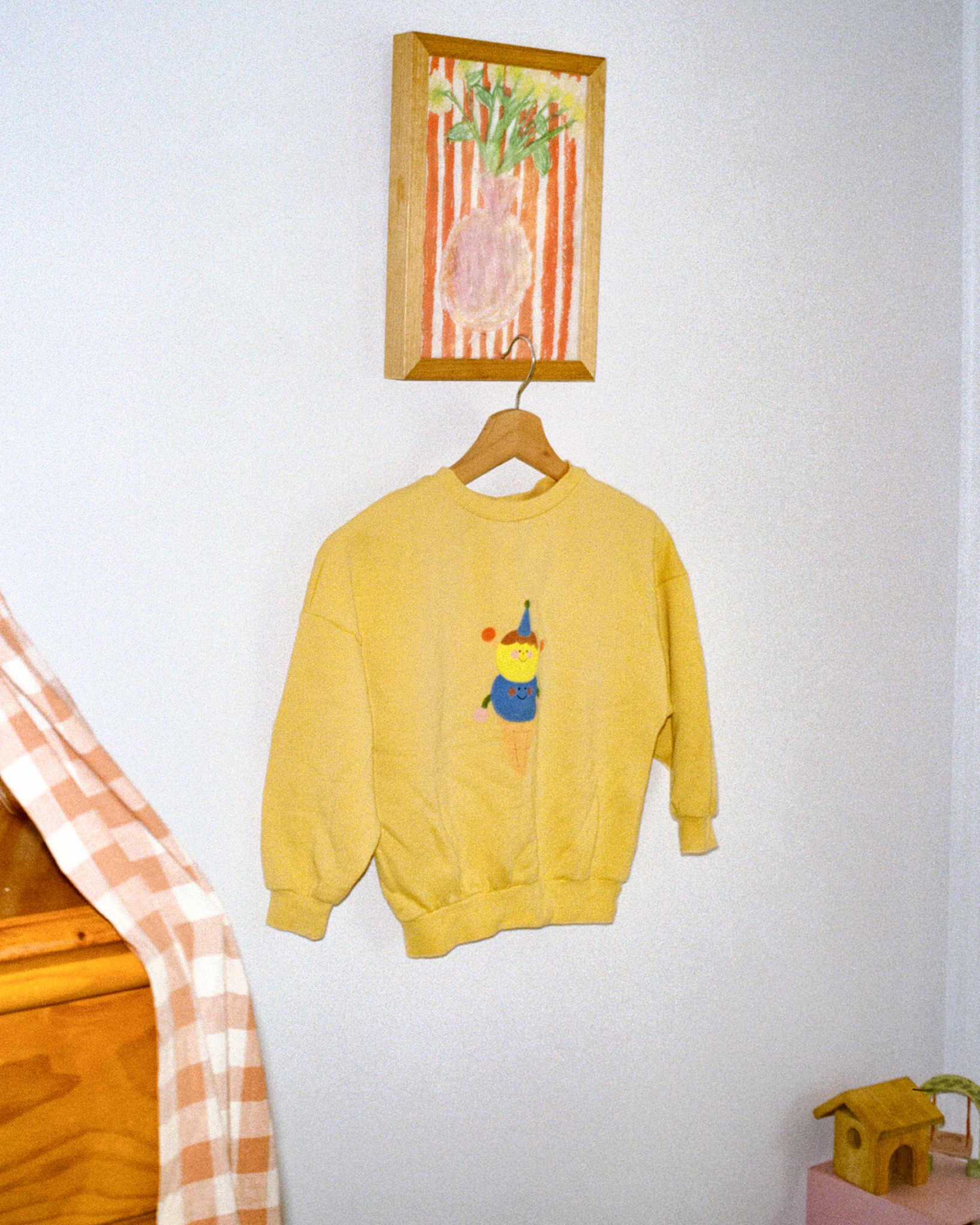 The Happy Ice Cream Sweatshirt features an oversized fit and a playful ice cream print by @zzoeykimm 🍦🌟💫✨

#SS26 #Illustration