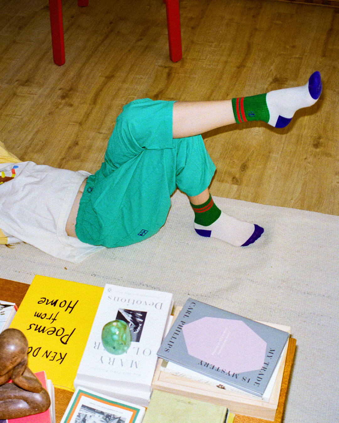 Light green balloon trousers in soft cotton, with an elastic waistband for all-day comfort 💚 Perfect for summer outfits and playful days ☀️

Photography @tessguinery