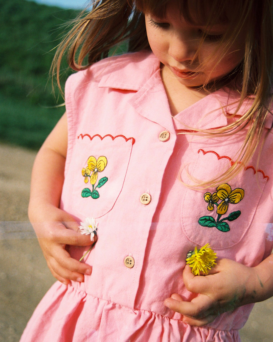 Our SS26 Flowers Pink Dress through the eyes of @lizeprinss 🌼

Discover this and more pieces at thecampamento.com and selected stores worldwide!

#SS26 #Kidswear